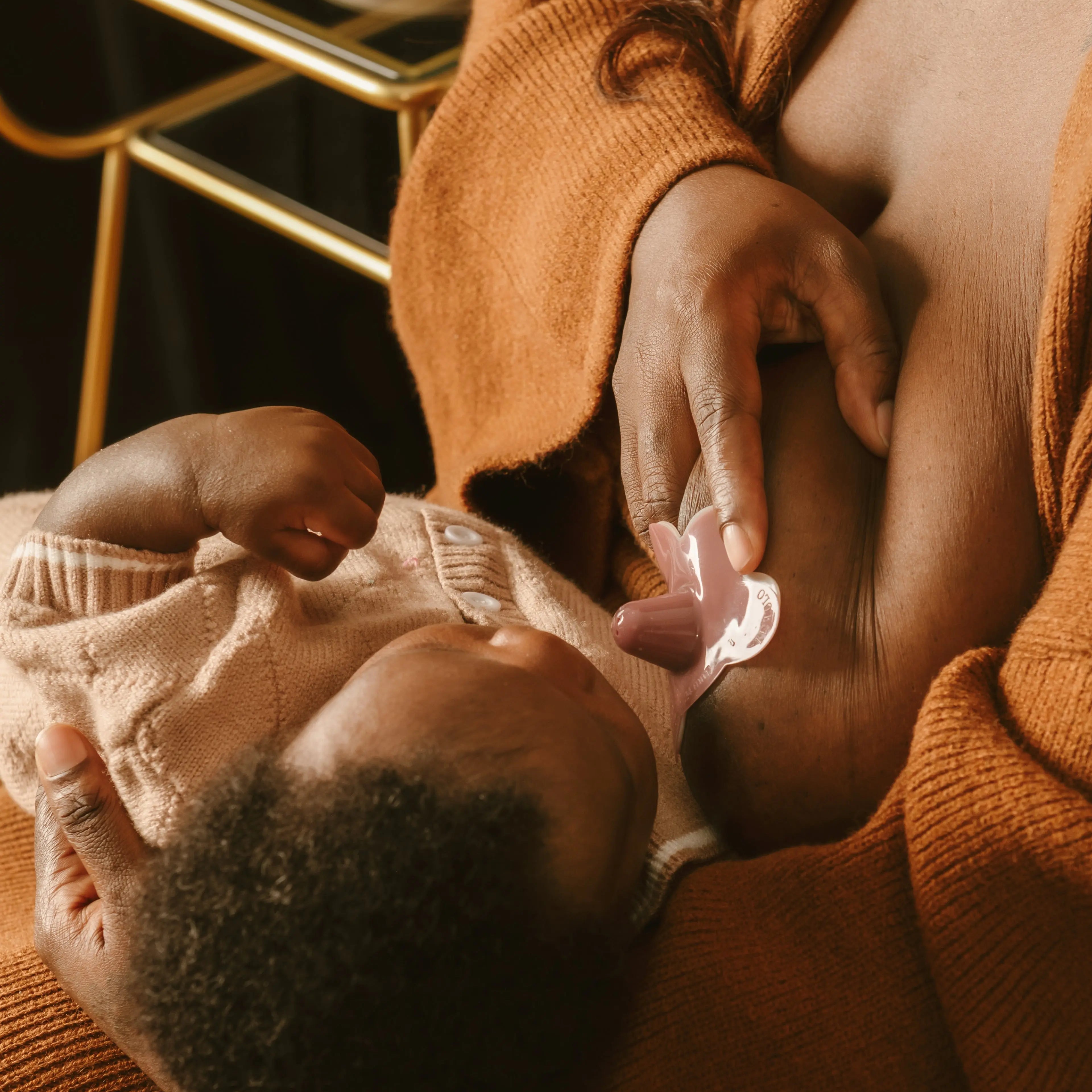 How-Do-You-Use-a-Nipple-Shield-A-Comprehensive-Guide-for-Breastfeeding-Moms Le Lolo