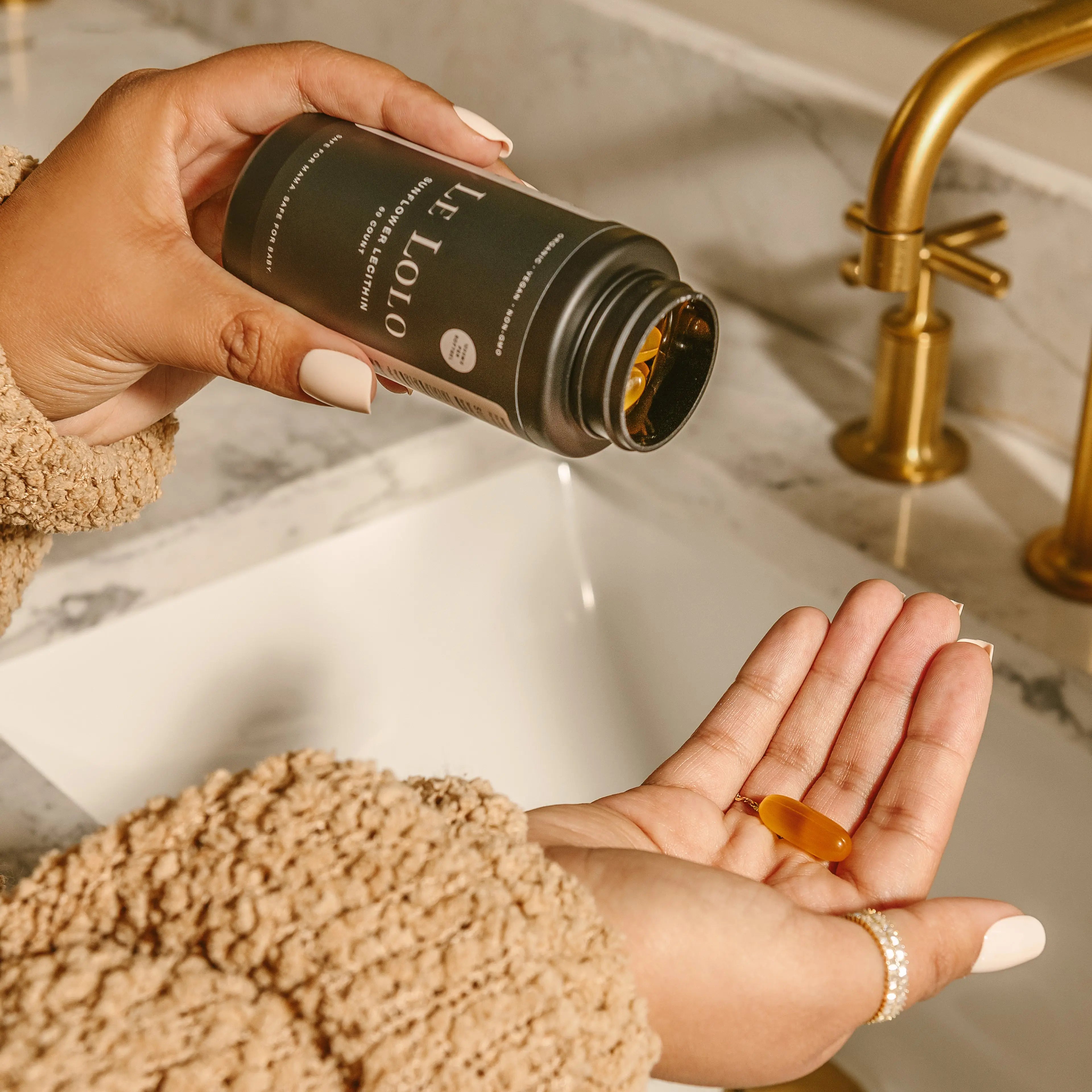 Postpartum-Self-Care-During-the-Holidays-Practical-Tips-for-New-Moms Le Lolo