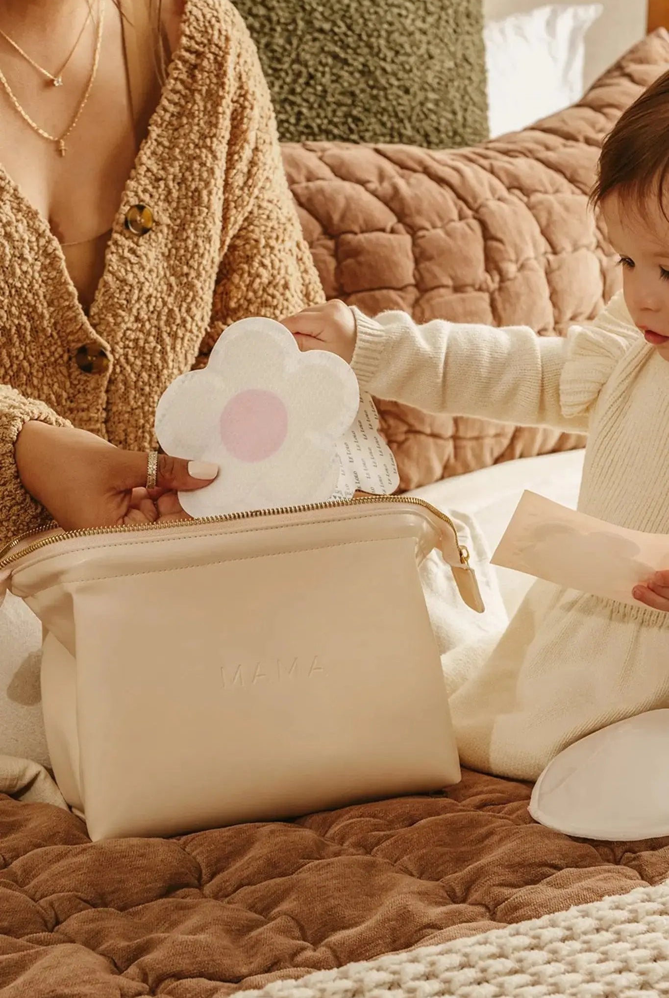 Le Lolo vegan leather carrying bag for new moms with disposable breast nursing pads – thin, absorbent, and gentle on skin