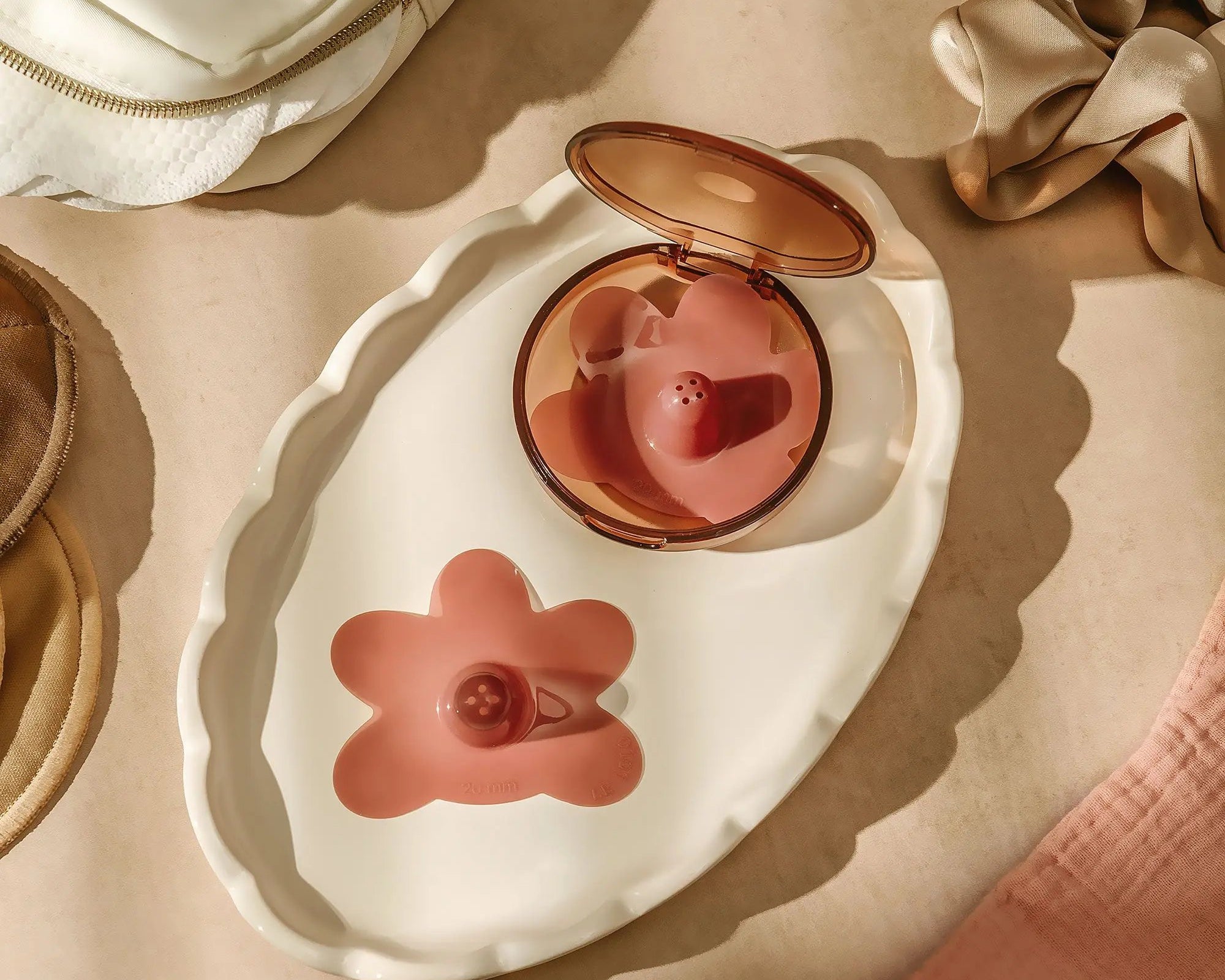 Compact travel case – keeps nipple shields and nursing accessories clean