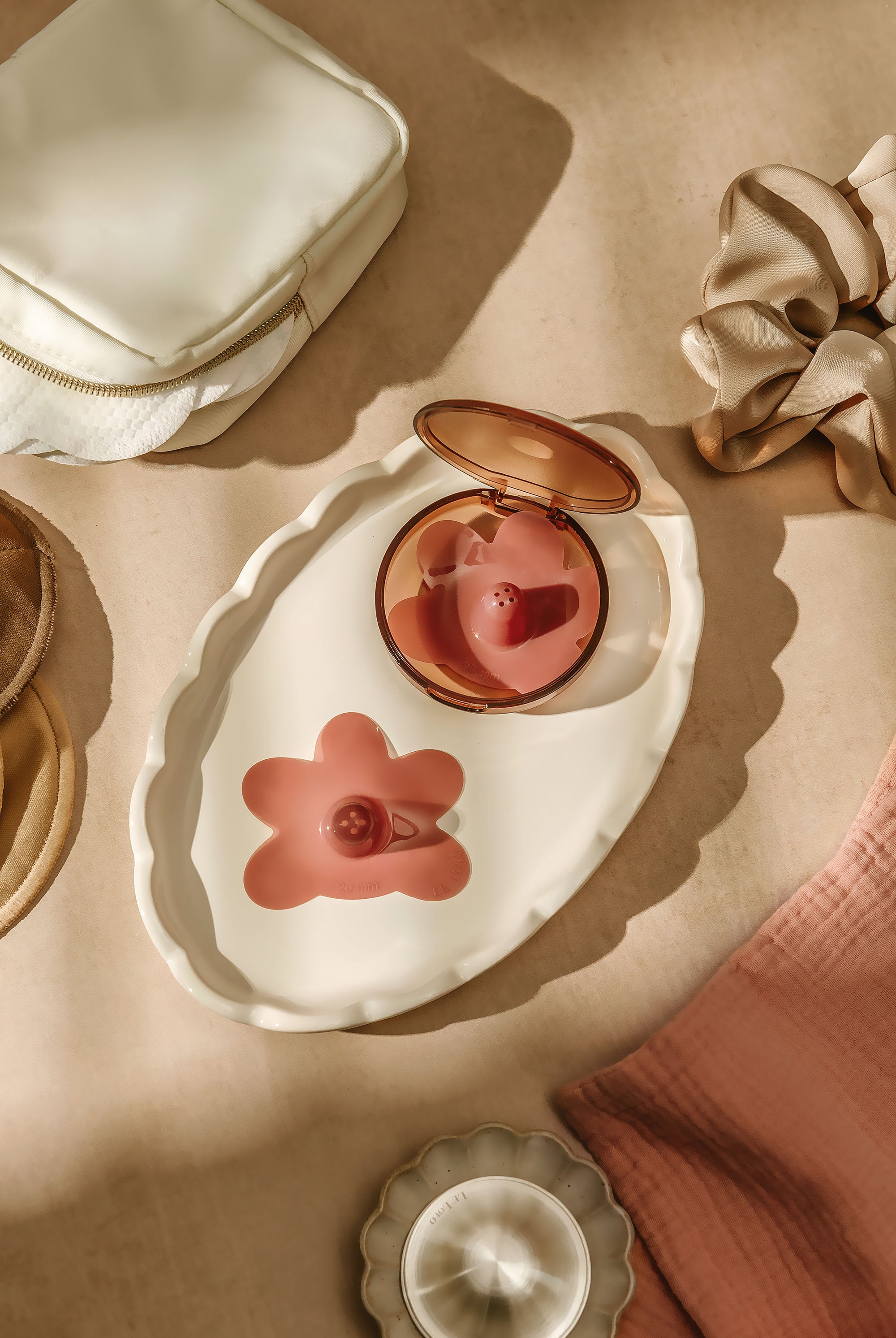 Compact travel case – keeps nipple shields and nursing accessories clean