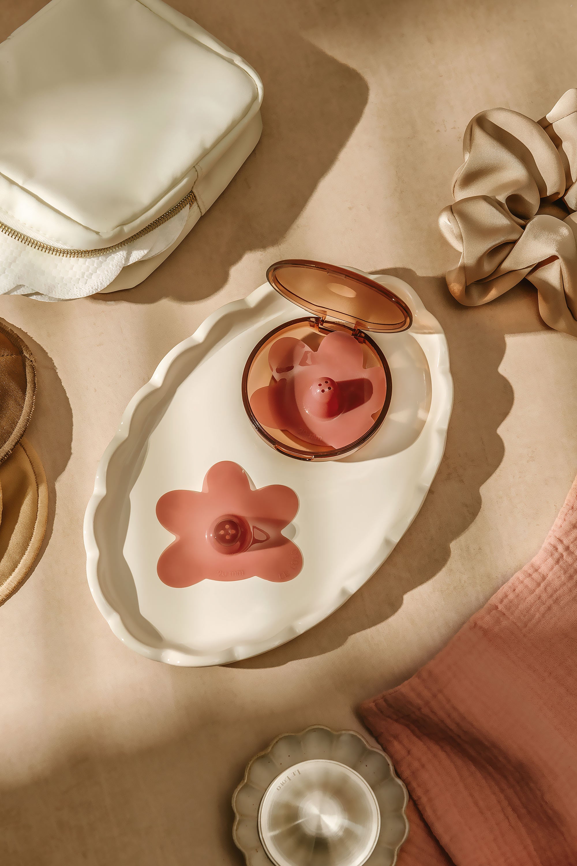 Compact travel case – keeps nipple shields and nursing accessories clean