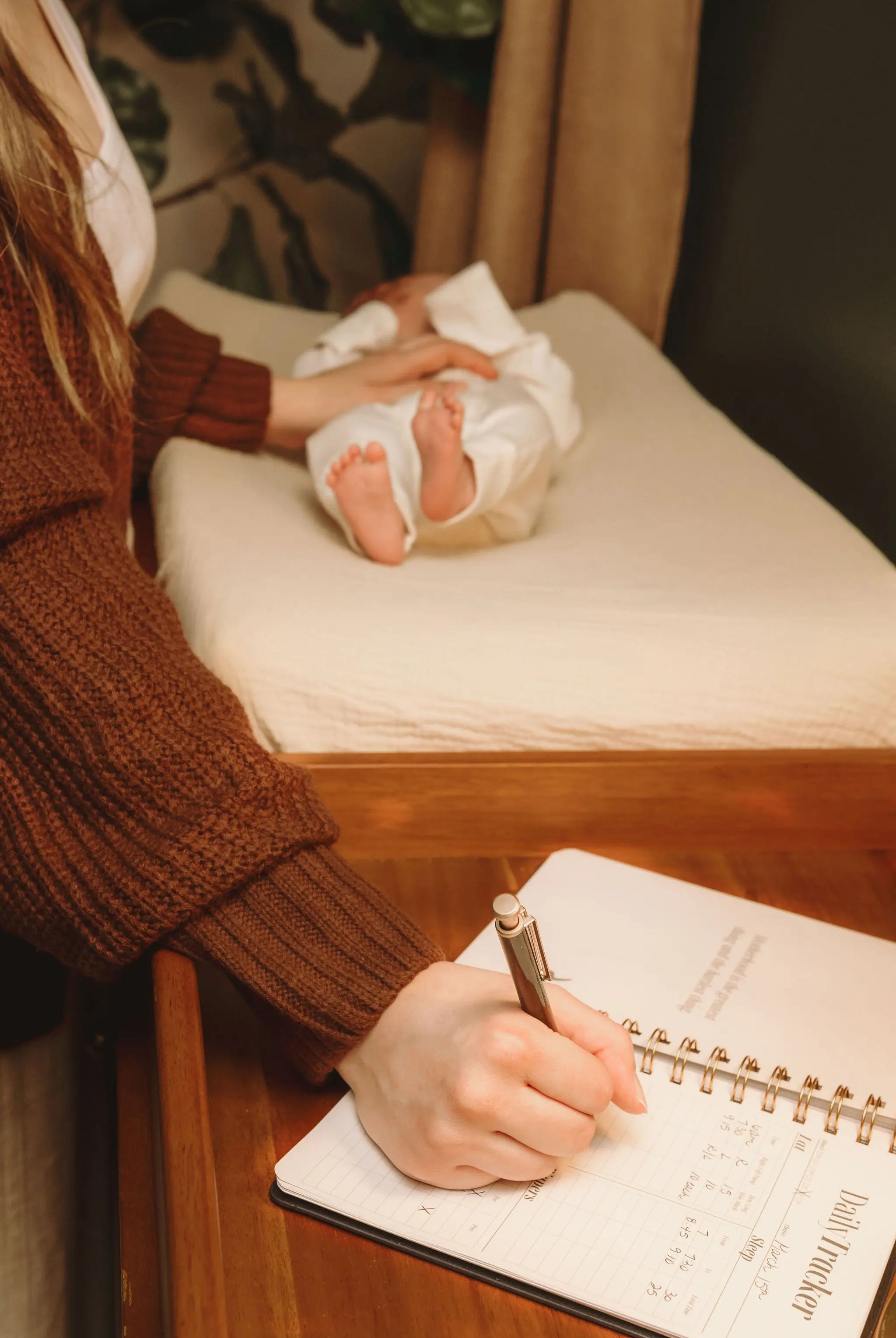 Journal: Journal Prompts for Mama + Daily Tracker for Baby Le Lolo