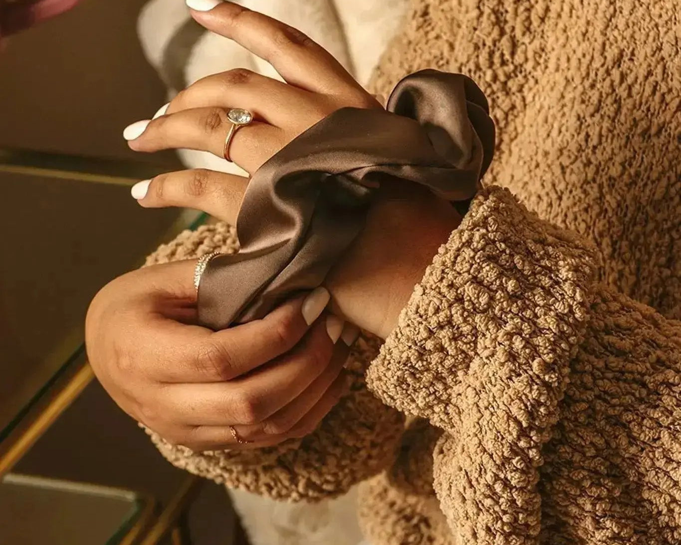 Scrunchie breastfeeding tracker – soft and comfortable reminder band