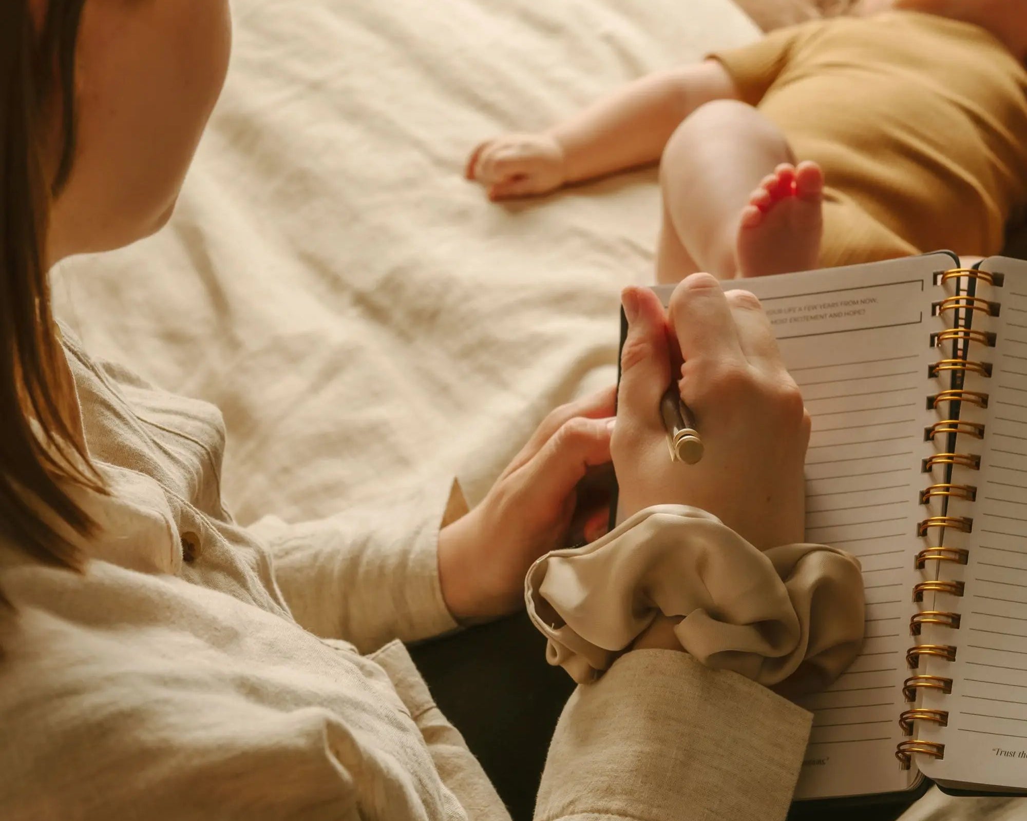 Guided journal for mothers – baby schedule and personal reflection notebook