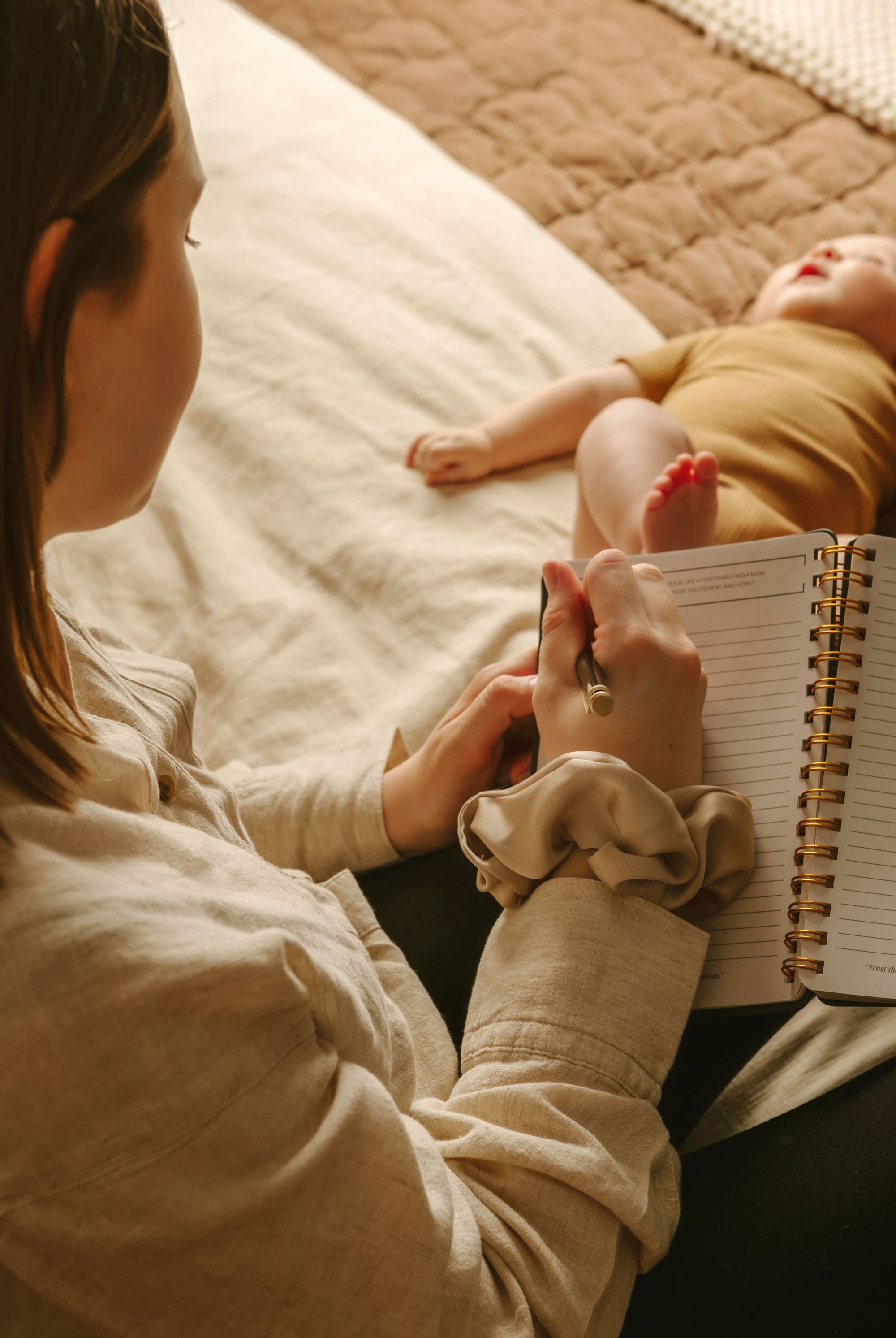 Guided journal for mothers – baby schedule and personal reflection notebook
