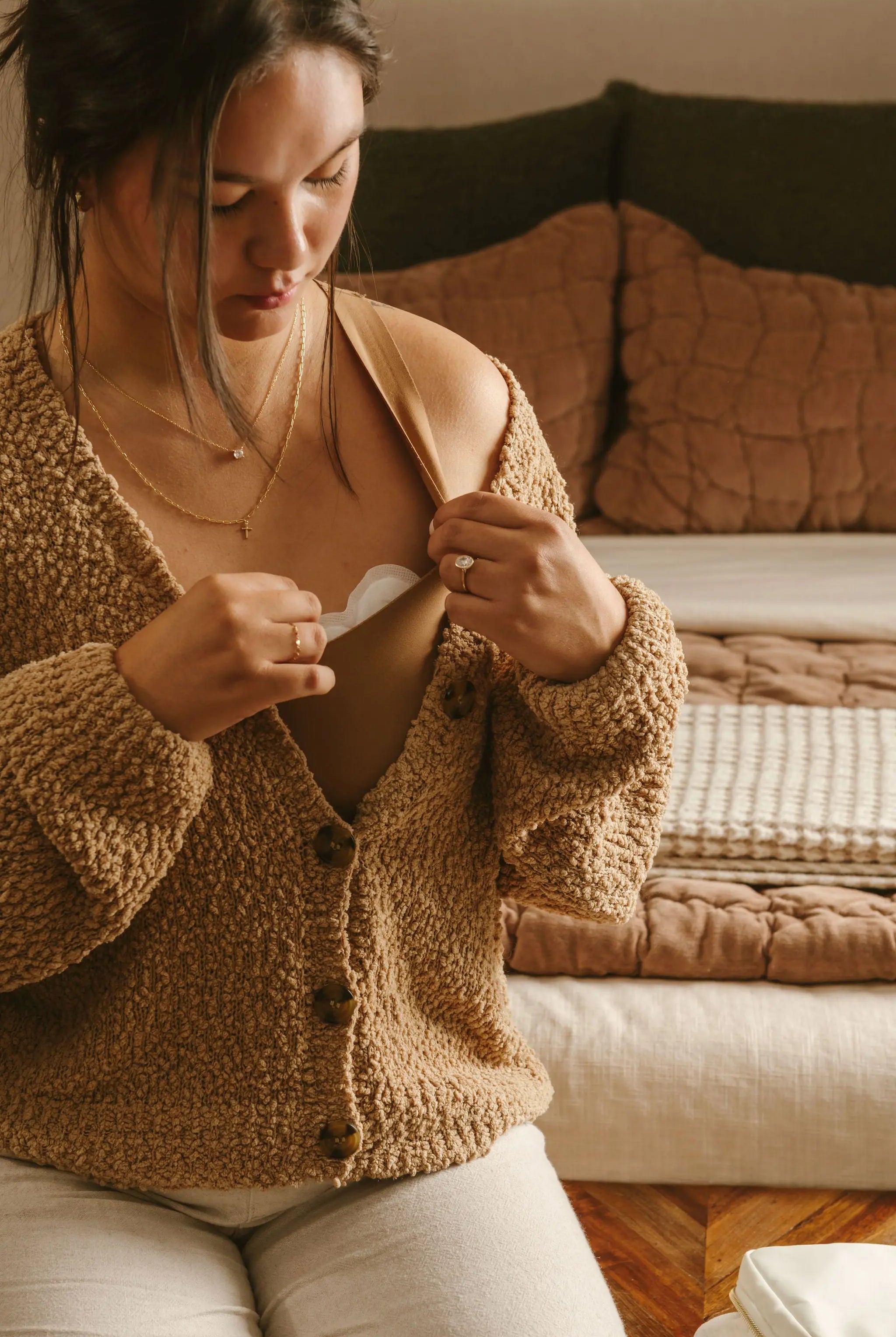 Le Lolo mother using ultra absorbent disposable nursing pad for breastfeeding, nursing and leaking