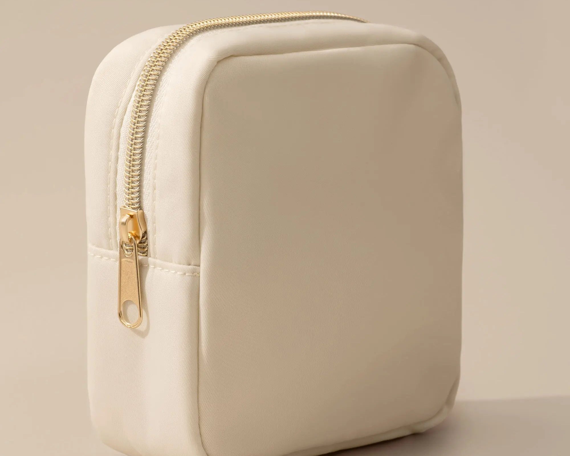 Waterproof carrying pouch – travel organizer for new moms by Le Lolo