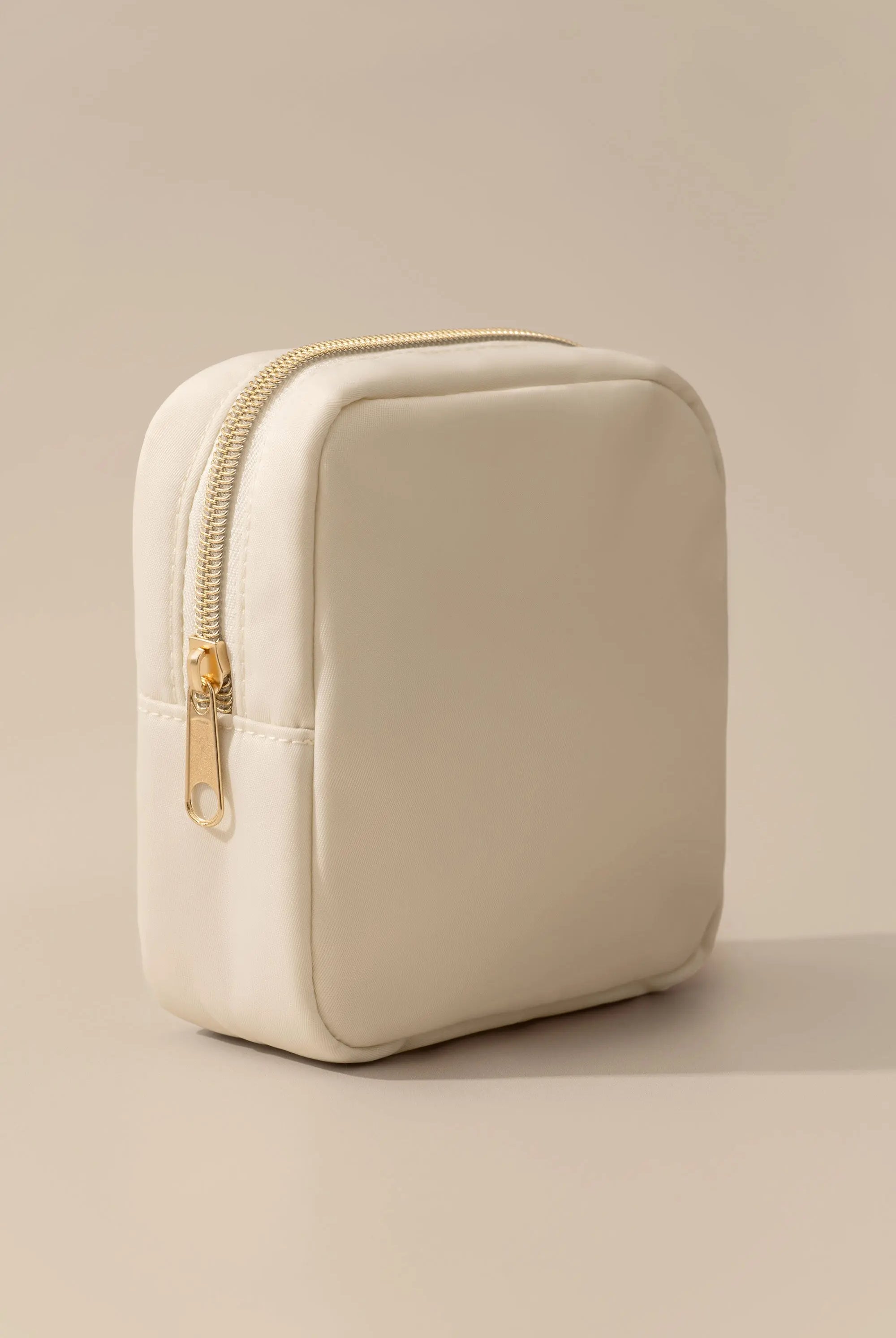 Waterproof carrying pouch – travel organizer for new moms by Le Lolo