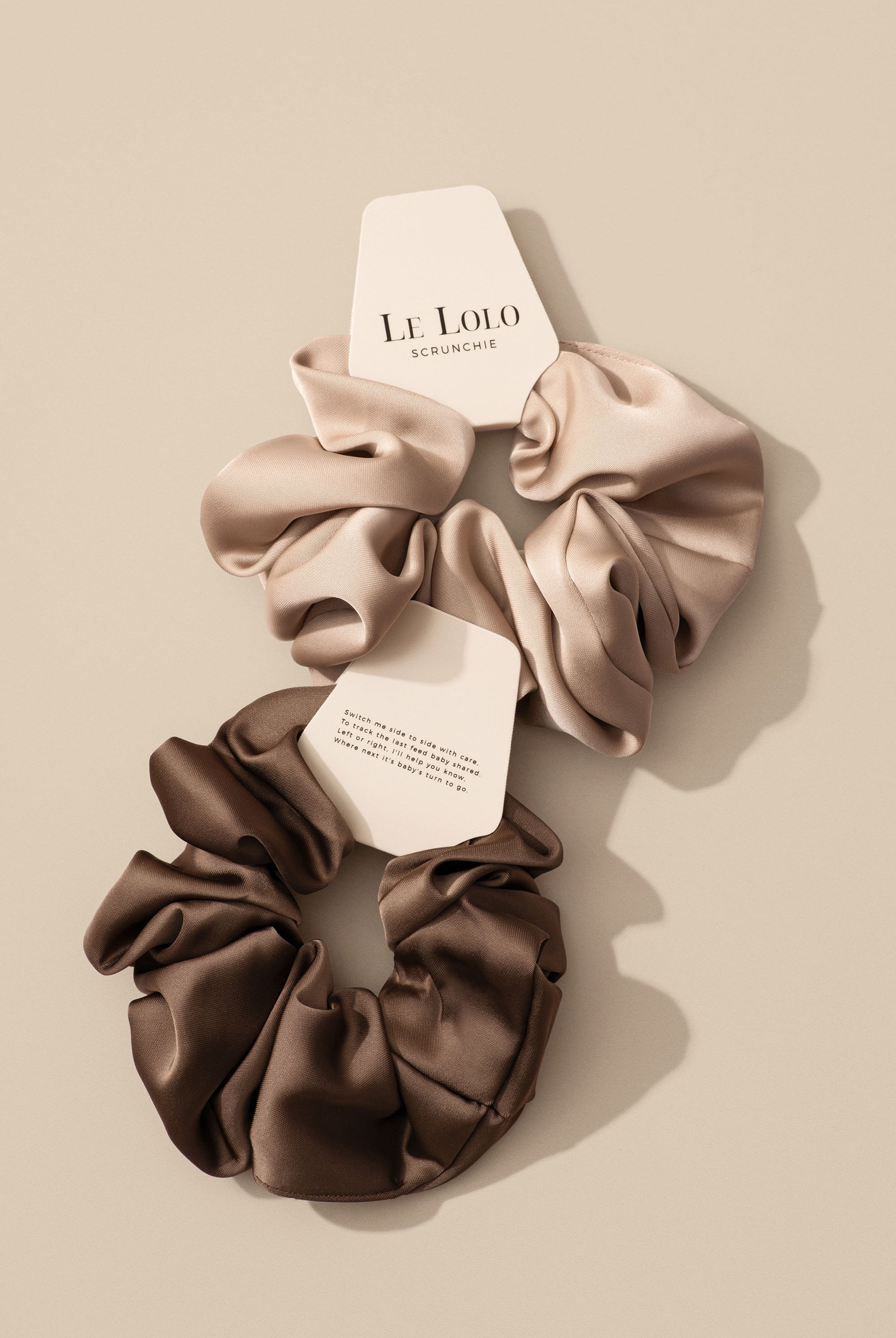 Breastfeeding reminder scrunchie – nursing tracker band for new moms by Le Lolo
