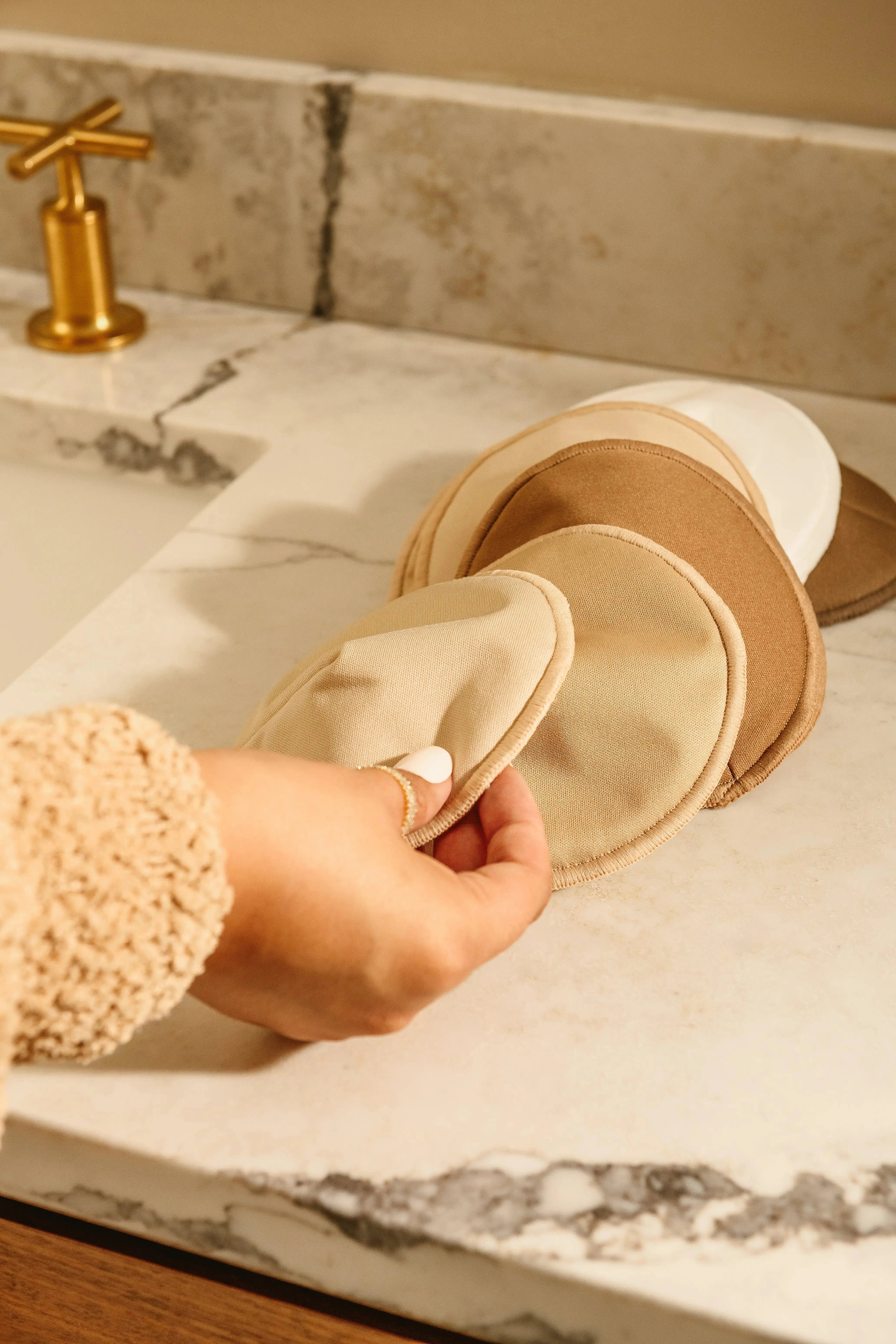 The-Nursing-Pad-Dilemma-Reusable-or-Disposable Le Lolo