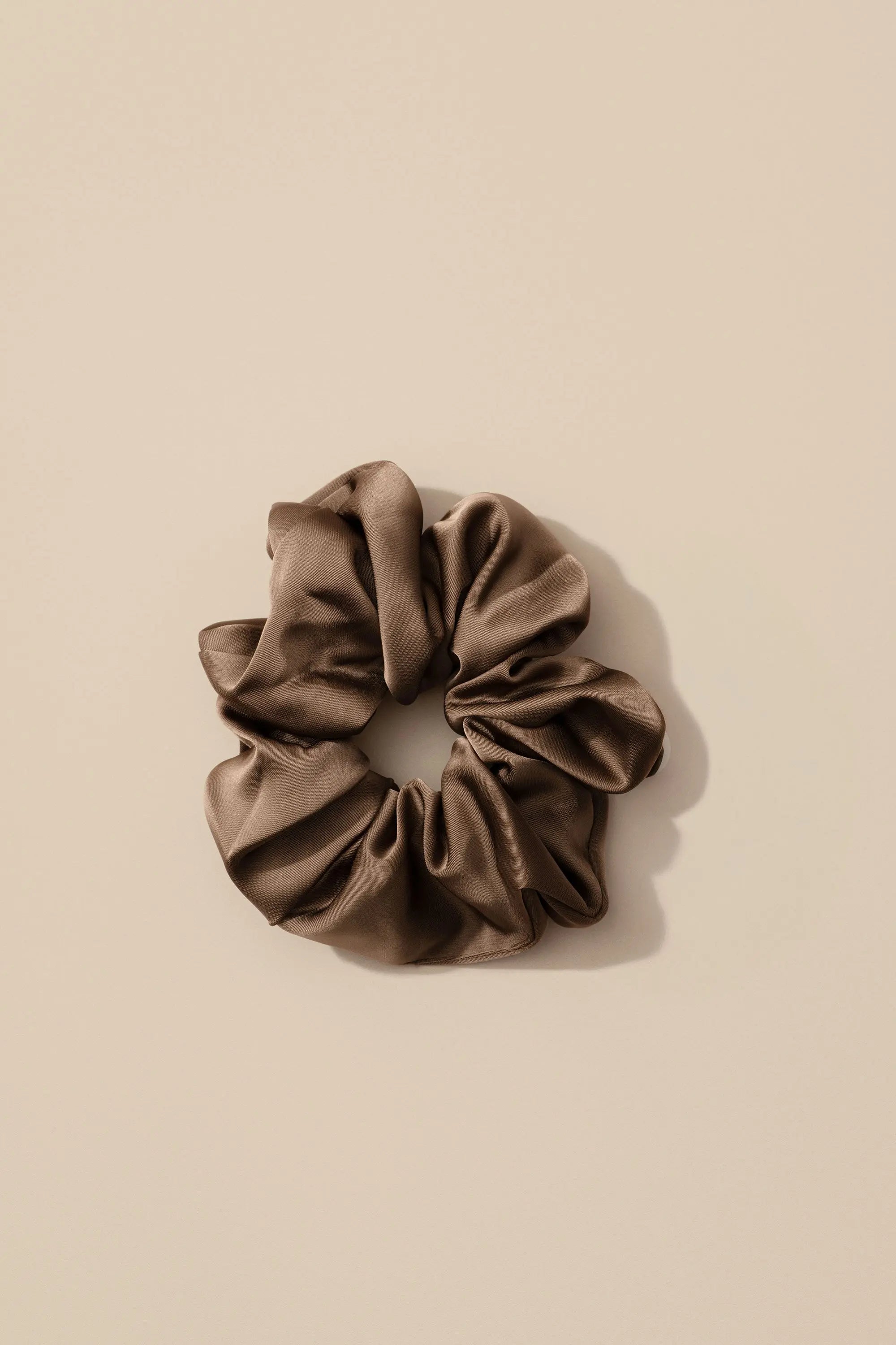 Neutral scrunchie designed for breastfeeding side tracking
