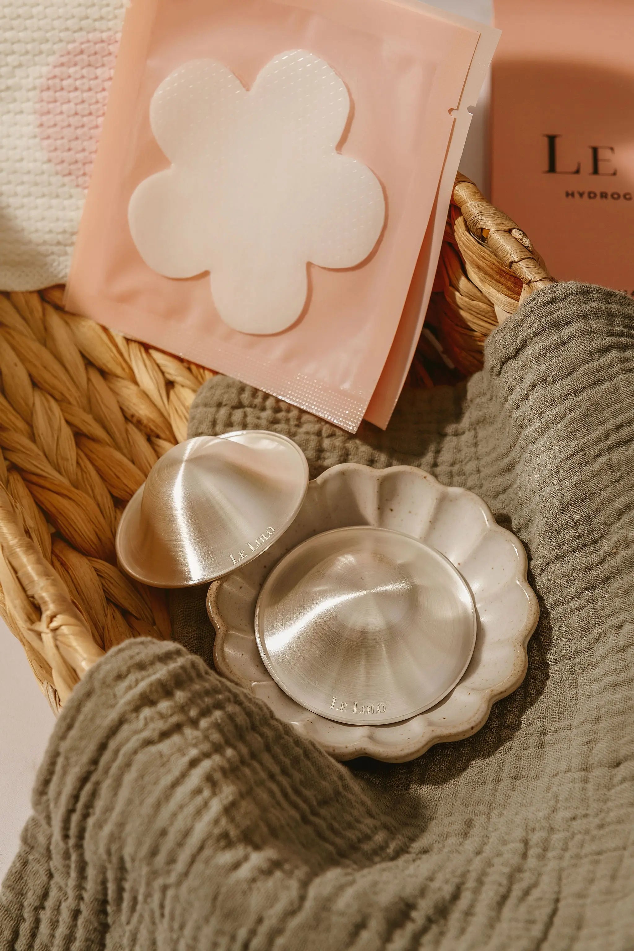 Breastfeeding nipple shields made of 999 silver with hydrogel cooling pads for nipple tenderness